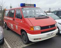 =VW T 4 der Feuerwehr GERSFELD, steht im Januar 2023 anl. eines Ausbildungsvorhabens an der Feuerwache HÜNFELD MITTE.