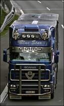 BLUE STAR: SCANIA TOPLINE 164L \8/ 580PS(?)  Blue Star  brummt mit seinem V8 Sound, nat�rlich aus einer Sidepipe, bei L�denscheid-S�d in Richtung S�den. 