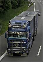 \8/ BLUE STAR: SCANIA TOPLINE 164L \8/ 580PS(?)  Blue Star  brummt mit seinem V8 Sound, nat�rlich aus einer Sidepipe, bei L�denscheid-S�d in Richtung S�den. Als Extras sind angebracht: Sidepipe mit 2 �ffnungen, Bullenf�nger, Lampenb�gel, MichelinM�nnchen, Chromblende und ein gro�es V8 Logo auf dem K�hlergrill. Einsatzgebiet m�sste der Sch�ttgutverkehr sein....