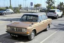 Volvo 240 mit portugiesischem Uralt-Kennzeichen, ausgegeben von 1937 bis 1991 (Olhão/Portugal, 03.02.2020)