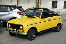 Renault R4 in Cabrio-Ausstattung mit portugiesischem Uralt-Kennzeichen, ausgegeben von 1937 bis 1991 (Fuseta/Portugal, 06.02.2020)