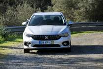 Fiat Tipo als Leihwagen auf einem Rastplatz an der N122 bei Mértola; von hier aus hat man einen grandiosen Blick auf die alles überragende Burg von Mértola, einem kleinen Städtchen im Alentejo (Mértola/Portugal, 10.02.2020)