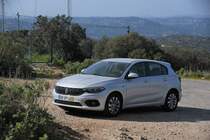 Fiat Tipo als Leihwagen auf dem Cerro de São Miguel, einem 411m hohen Berg bei Moncarapacho; von hier aus hat man einen fantastischen Rundblick auf die Küste zwischen Fuseta und Faro (Moncarapacho/Portugal, 21.02.2020)