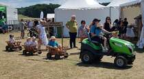 =Viking-Kleintraktor zieht  HERRLICHS-BOLLERWAGEN-EXPRESS  zur Kinderbelustigung beim Bürgerfest  200 Jahre Landkreis Fulda  auf dem Gelände von Schloß Fasanerie im Juni 2022.