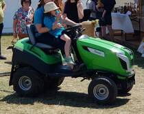 =Viking-Kleintraktor ist unterwegs zur Kinderbelustigung beim Bürgerfest  200 Jahre Landkreis Fulda  auf dem Gelände von Schloß Fasanerie im Juni 2022.