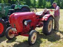 =Porsche Junior steht auf der Ausstellungsfläche für Oldtimerfahrzeuge beim Bürgerfest  200 Jahre Landkreis Fulda  auf dem Gelände von Schloß Fasanerie im Juni 2022.