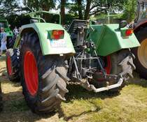 =Fendt Farmer 5 S mit Baas-Frontlader steht auf der Ausstellungsfläche für Oldtimerfahrzeuge beim Bürgerfest  200 Jahre Landkreis Fulda  auf dem Gelände von Schloß Fasanerie im Juni 2022.