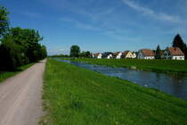 Radweg entlang der Elz, am anderen Ufer der Ort Köndringen, März 2016