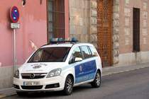 Opel Meriva A als Einsatzfahrzeug der Policía Local an der Plaza del Pan (Talavera de la Reina/Spanien, 18.12.2021)