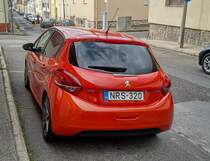 Rückansicht: Peugeot 208 in der Farbe Orange Power. Foto: juli, 2021