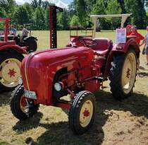 =Porsche Standard, Bj. 1962, 30 PS, steht auf der Ausstellungsfläche für Oldtimerfahrzeuge beim Bürgerfest  200 Jahre Landkreis Fulda  auf dem Gelände von Schloß Fasanerie im Juni 2022.