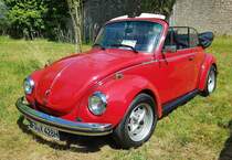 =VW Käfer Cabrio 1303 LS steht auf der Ausstellungsfläche für Oldtimerfahrzeuge beim Bürgerfest  200 Jahre Landkreis Fulda  auf dem Gelände von Schloß Fasanerie im Juni 2022.
