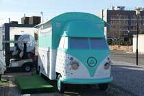 zu einem Straßencafé umgebauter VW T1 beim noch nicht fertig gestellten Porto do Recreio (Jachthafen, wörtlich  Hafen der Erholung ) an der Avenida 5 de Outubro (Olhão/Portugal, 02.02.2022)