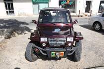 unbekanntes Fahrzeug, abgestellt am Rio Gilão; vorne und hinten befinden sich Logos mit  OLAMIS  (damit können weder Google noch Wikipedia etwas anfangen); hinten ist ein französisches Kennzeichen angebracht, dem ich entnehmen konnte, dass das Fahrzeug auf Korsika zugelassen wurde; vielleicht handelt es sich um Zubehör zu einem größeren Wohnmobil