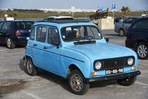 Renault R4 mit portugiesischem Uralt-Kennzeichen, ausgegeben von 1937 bis 1991 (Faro/Portugal, 25.02.2022)