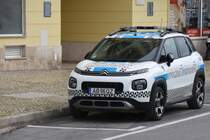 Citroën C3 als Einsatzfahrzeug der Policía Municipal an der Avenida da República (die Polícia Municipal ist für die Durchsetzung der kommunalen Vorschriften und anderer Rechtsnormen von lokalem Interesse zuständig wie z.B. für die Einhaltung der Straßenverkehrsordnung innerhalb der Kommune, der Überwachung der Schulen und sonstiger kommunaler Gebäude oder auch der Aufnahme von kleineren Delikten; in Portugal gibt es momentan noch sehr wenige Gemeinden, die eine Polícia Municipal betreiben)