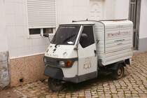 eine offensichtlich schon länger nicht mehr benutzte Ape in der Altstadt von Olhão/Portugal, 16.03.2022