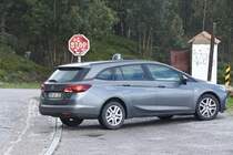 Opel Astra Ecotec als Leihwagen an der Fonte Santa kurz vor dem Gipfel des Pico da Fóia (Monchique, 21.03.2022)