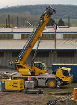 Grove GMK 3060L-1  Autokran, steht auf einer Baustelle in Belval Université.  01.2023