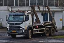 Volvo FMX Absetzkipper, steht auf einem Hof abgestellt. 01.2023