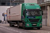 IVECO Sattelzug, steht zum Entladen vor einer Lagerhalle. 01.2023