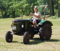=Deutz D 15, Bj. 1960, unterwegs auf der Ausstellungsfläche für Oldtimerfahrzeuge beim Bürgerfest  200 Jahre Landkreis Fulda  auf dem Gelände von Schloß Fasanerie im Juni 2022.