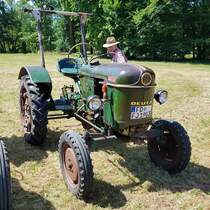 =Deutz D 15, Bj. 1960, steht auf der Ausstellungsfläche für Oldtimerfahrzeuge beim Bürgerfest  200 Jahre Landkreis Fulda  auf dem Gelände von Schloß Fasanerie im Juni 2022.