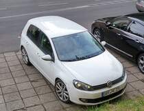 VW Golf VI von oben fotografiert (07.2021).