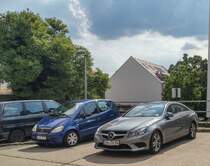 Mercedes Duo: Mercedes-Benz A-Klasse (erste Generation) und Mercedes-benz E-Klasse (W212 Facelift) Coupé neben einander (07.2021).