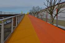 Blick über das Vëlodukt aus Richtung Esch Alzette nach Belval Université, nahe Esch Alzette geht es wieder leicht bergab. 01.2023