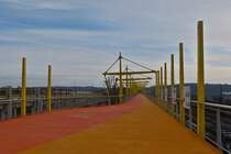 Blick über das Vëlodukt von Belval Université in Richtung Esch Alzette. Der helle Streifen ist für die Fußgänger, den dunkeln sollen die Radfahrer nutzen. 01.2023