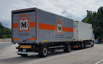 =MB Hängerzug der Spedtion STASCHINSKI steht zur Fahrerpause auf einem Rastplatz an der A 7, 06-2022