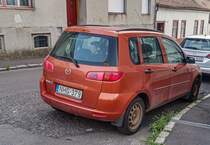 Rückansicht: Mazda 2 in Passion Orange (Terrakotta Orange oder Inkaorange auch genannt). Foto: Juli, 2021.