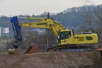 Liebherr 956 Raupenbagger, gesehen nahe einer Baustelle. 01.2023