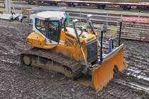 Liebherr 736 Planierraupe, abgestellt an einer Baustelle. 01.2023