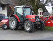 Roter Massey Ferguson 6140 in Müntschemier am 14.01.2023