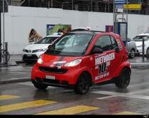 Roter Smart unterwegs vor dem HB Zürich am 15.01.2023