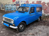 Renault 4 F6. Der R4 F6 als Kastenwagen wurde zwischen 1975 und 1990 gebaut. Der 4-Zylinder Benzin-Reihenmotor hat 1100ccm bei 34PS / 25kW.Foto:Januar 2023