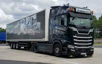 =Scania Super S 580 der Spedition KAMMERER steht zur Fahrerpause an der A 7, 06-2022