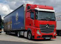 =MB Actros transportiert einen Sattelauflieger der Brauerei MÖNCHSHOF, 06-2022