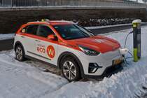 Kia Niro e Pkw, von Webtaxi, an der Ladesule beim Bahnhof in Clerf. 21.01.2023