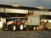 STEYR 6145PROFI, hat den Tandemachskipper Fliegl Gigant-ASW160 zur Beladung von Stallmist bereitgestellt; 221223