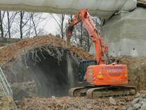 HITACHI ZAXIS-225; kämpft sozusagen an der alten Bausubstanz eines Bahnviaduktes nächst der Innkreisbahn bei BK20,845; 230103