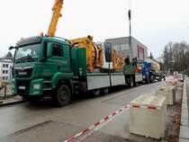 MAN TGS26-500 hat eine Liebherr Turmdrehkrankabine zu einer Baustelle herangeschafft; 221205