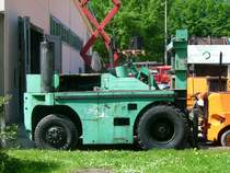 Der2. TAKRAF 6,3T(DFG6302) Gabelstapler vor der Halle der Firma Teichmann in Werdau