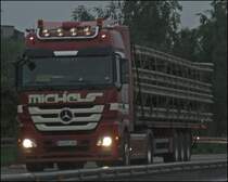 Actros 1846 MP3 der MICHELS Spedition&Logistik ist mit Gleitschutzw�nden unterwegs.
