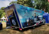 =MB Sprinter der Landespolizei HESSEN als Werbe-Kfz. für den Polizeidienst steht auf dem Ausstellerparkplatz beim Bürgerfest  200 Jahre Landkreis Fulda  auf dem Gelände von Schloß Fasanerie im Juni 2022.