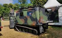 =Hägglunds Bv 206 D Mehrzweck-Geländefahrzeug steht auf einer der Ausstellungsflächen beim Bürgerfest  200 Jahre Landkreis Fulda  auf dem Gelände von Schloß Fasanerie im Juni 2022