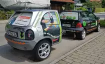 =Renault Twingo mit Corsaanhänger als Werbeträger für einen Fitnessclub, 07-2022