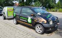 =Renault Twingo mit Corsaanhänger als Werbeträger für einen Fitnessclub, 07-2022